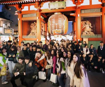 東京・浅草寺の雷門前で記念撮影する外国人観光客ら＝2023年11月
