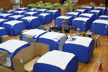 避難所となっている小学校の体育館に設けられたテント型のパーティション＝31日午後、石川県七尾市