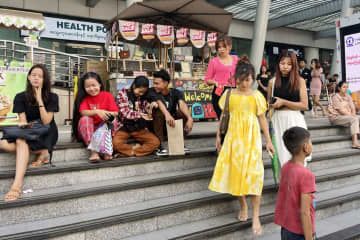 ミャンマー・ヤンゴン中心部のショッピングモールを行き交う若者ら＝31日（共同）