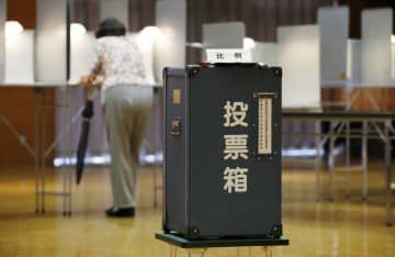 2016年7月の参院選で合区となった「鳥取・島根」選挙区の投票所＝鳥取県米子市