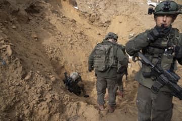パレスチナ自治区ガザ南部ハンユニスで、ハマスのトンネルを捜索するイスラエル軍兵士＝1月27日（AP＝共同）