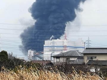 黒煙を上げる、JERAの武豊火力発電所＝31日午後、愛知県武豊町