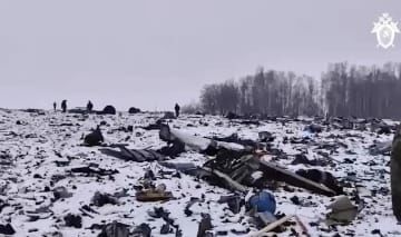 ロシア・ベルゴロド州の軍輸送機の墜落現場。26日に連邦捜査委員会が提供した映像（AP＝共同）