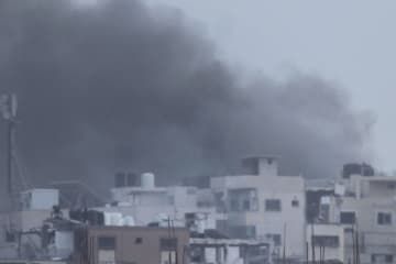 昨年12月、パレスチナ自治区ガザ北部ベイトラヒヤで、建物から立ち上る黒煙（共同）