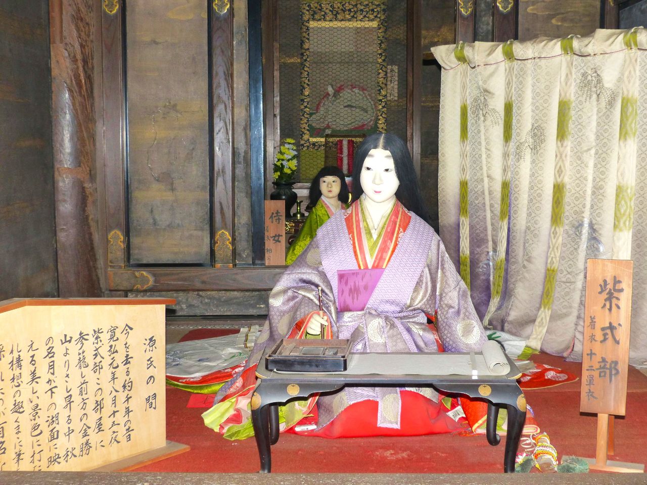 本堂の一角にある「源氏の間」。『源氏物語』を執筆中の紫式部像が置かれている　写真提供：滋賀県
