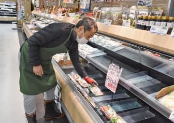 鮮魚の刺し身の販売を再開したスーパー「大丸」＝1月28日、石川県珠洲市
