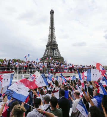 パリ五輪関連のイベントで行われた、セーヌ川を航行するパレード＝2023年7月、パリ（共同）