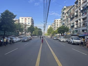 1日、人通りと交通量の少ないミャンマー・ヤンゴンの中心部（共同）
