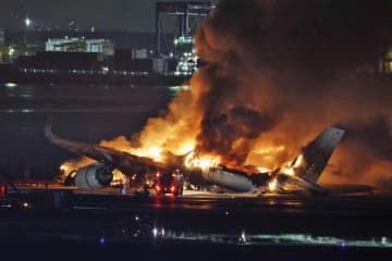 羽田空港のC滑走路で炎上する日航機＝1月2日