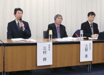 記者会見する日本精神神経学会の三村将理事長（左）ら＝1日午後、厚労省