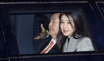 外遊先のオランダの空港での、韓国の尹錫悦大統領と妻金建希氏＝2023年12月（聯合＝共同）