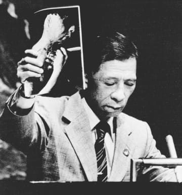 1982年の国連軍縮特別総会で、長崎で被爆した自身の写真を手に核廃絶を訴える山口仙二さん＝米ニューヨーク（UPI＝共同）