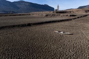 スペイン・バルセロナの北方約100キロにある干上がった貯水池＝1月26日（AP＝共同）