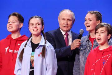 1日、モスクワで子ども組織「一番の運動」の大会に出席したロシアのプーチン大統領（中央）（タス＝共同）