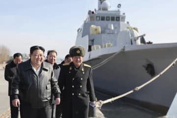 造船所を視察する北朝鮮の金正恩朝鮮労働党総書記（手前左）＝北朝鮮西部南浦市（朝鮮中央通信＝共同）