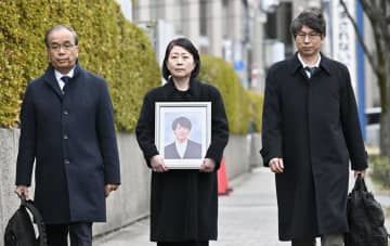提訴のため大阪地裁に向かう、自殺した高島晨伍さんの母淳子さん（中央）ら＝2日午後