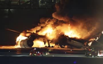 羽田空港の滑走路で炎上する日航機＝1月2日