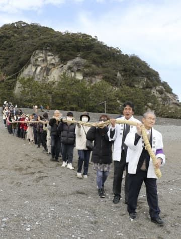 三重県熊野市の花窟神社で営まれた「お綱かけ神事」＝2日