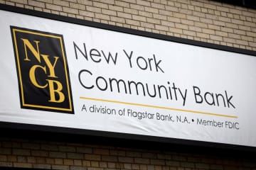米NYCB傘下銀行の看板＝1月31日、ニューヨーク州（ロイター＝共同）