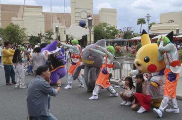 USJでキャラクターとイベントを楽しむ来場者＝2023年9月、大阪市