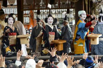 京都・八坂神社で始まった節分祭で、1年の幸せや無病息災を願い豆をまく舞妓ら＝2日午後