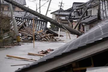 石川県珠洲市の倒壊した家々＝2日午後