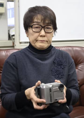 警視庁から返還された長井健司さんのカメラを手にする、妹の小川典子さん＝2日午後、愛媛県今治市