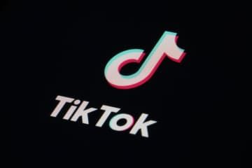 スマートフォンの画面上に表示されたTikTok（ティックトック）アプリのロゴ（AP＝共同）