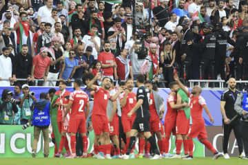 サッカー・アジアカップ準々決勝、タジキスタン戦で勝利し、喜ぶヨルダンの選手ら＝2日、アルラヤン（AP＝共同）