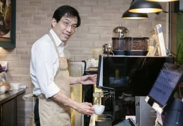 カフェでコーヒーを入れるシンガポール民主党のチー・スンジュアン書記長＝2023年12月、シンガポール（共同）