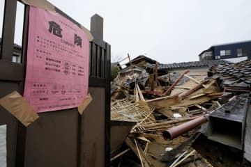 応急危険度判定された建物に張られた「危険」の紙＝2日午後、石川県珠洲市（画像の一部を加工しています）