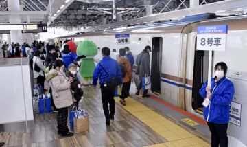 敦賀駅で試乗する新幹線に乗り込む参加者ら＝3日午前、福井県敦賀市