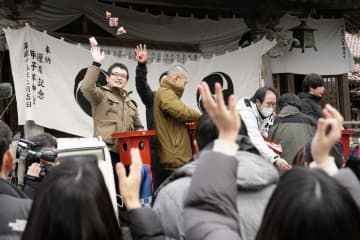 石川県輪島市の重蔵神社で行われた節分の豆まき＝3日午前