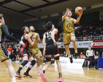 バスケットボール男子B3の岐阜戦でプレーする金沢の選手（右端）ら＝3日、岐阜市