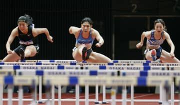 女子60メートル障害で5連覇した青木益未（中央）＝大阪城ホール