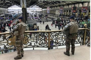 リヨン駅での3人刺傷の事件を受け、警備に当たる兵士＝3日、パリ（AP＝共同）