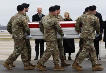 2日、米東部デラウェア州の空軍基地で、米兵の遺体の帰還に立ち会うバイデン大統領（奥左）（ゲッティ＝共同）