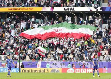 日本―イラン　試合終了間際、PKで勝ち越し、大喜びのイランサポーター＝アルラヤン（共同）