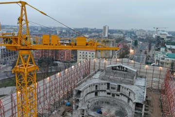 ロシアが実効支配するウクライナ南部マリウポリで再建が進む劇場＝2023年12月（タス＝共同）
