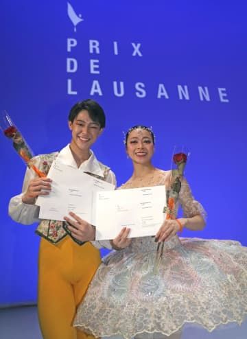 第52回ローザンヌ国際バレエコンクールで5位に入賞した小林愛里さん（右）と、9位に入賞した利田太一さん＝3日、スイス・ローザンヌ（共同）