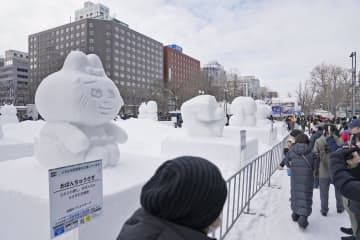 北海道の冬の風物詩「さっぽろ雪まつり」を楽しむ人たち＝4日午前、札幌・大通公園