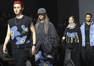 ファッションショーで、韓国人拉致被害者らを象徴するデザインをあしらった服を着たモデル＝3日、ソウル（共同）