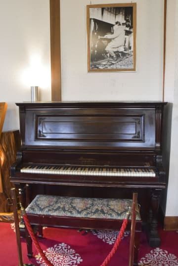 アインシュタインがホテルに滞在した際に弾いたピアノ。上は当時の写真＝奈良市