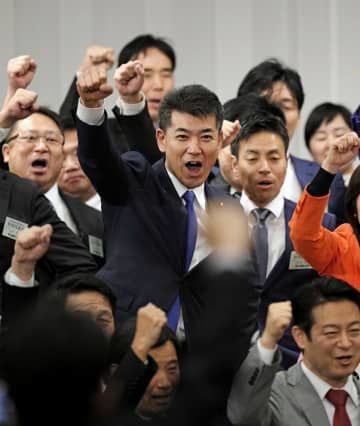 立憲民主党の定期党大会で気勢を上げる泉代表（中央）ら＝4日午後、東京都内