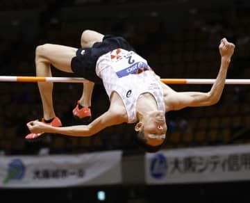 男子走り高跳び　2メートル24で優勝した衛藤昂＝大阪城ホール