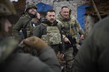 4日、ウクライナ・ザポロジエ州の前線を訪問したゼレンスキー大統領（中央）（ウクライナ大統領府提供・AP＝共同）