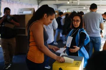 エルサルバドルの首都サンサルバドルで投票する女性＝4日（ロイター＝共同）
