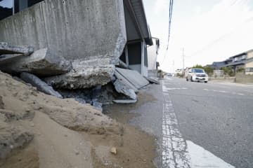 液状化とみられる現象で多くの被害を受けた石川県内灘町＝4日