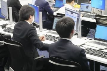 サイバー攻撃の対応訓練に参加する警視庁や民間事業者の担当者ら＝5日午前、東京都内