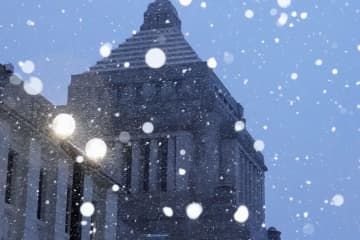 雪が降る国会議事堂周辺＝5日午後